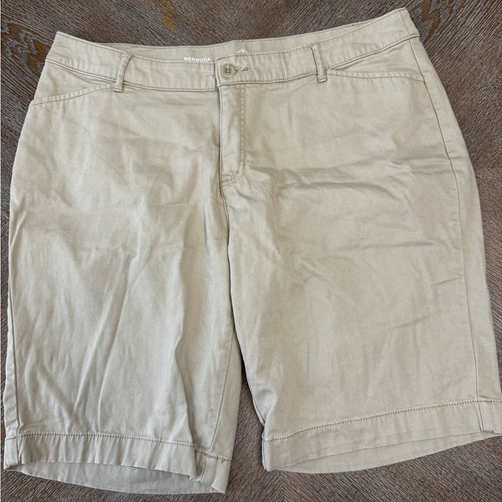 St. John’s Bay Bermuda Shorts  Plus Sz  20W Beige Waist 40” Inseam 11” High Rise